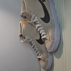 Nike Big Girls Blazer Mid 77 Sneakers Sand Drift Twine Black White Flowers 5Y